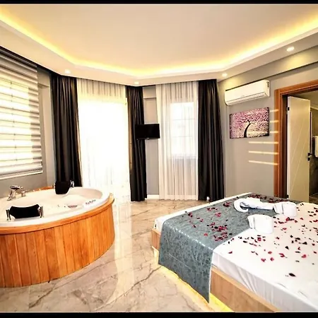 Mustakil Havuzlu Fethiye